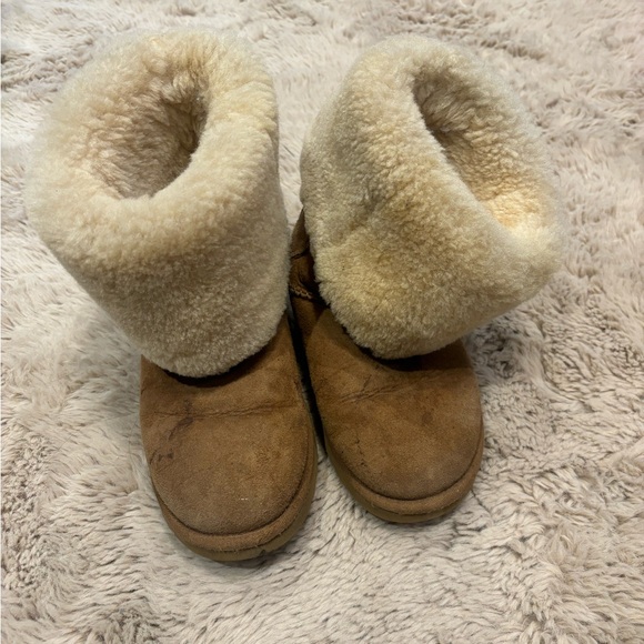 Tall chestnut uggs - Picture 1 of 6